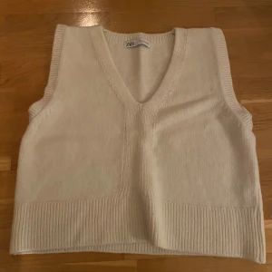 Stickad väst från Zara!  - Fin och superskön benvit stickad väst från Zara. Endast använt en gång men inte riktigt min stil. Storlek S men lätt oversized! 