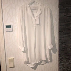 Helt ny blusklänning  - Köpt på Vila och aldrig använd. Storlek 36.