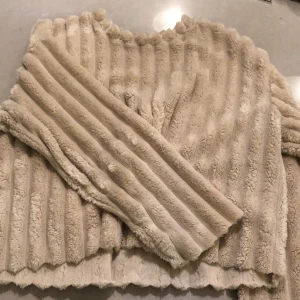 Sweatshirt M - Beige sweatshirt i storlek M.