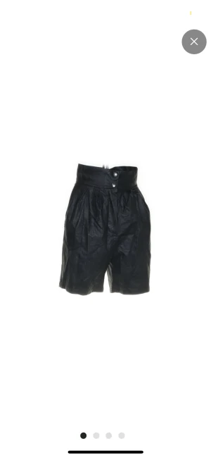 Midjehöga shorts i skinnimitation  - Snygga shorts i svart skinnimitation. Prislappen kvar och helt oanvända, Säljer vidare då de var för små för mig. Stängning med dragkedja och knappar. Midja 64cm.   Kolla gärna in mina övriga annonser - samfraktar!🕺🏽