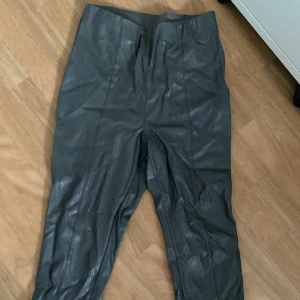 Gråa skinnbyxor - Gråa skinnbyxor från HM i strl 38. Säljer då jag inte använder.  