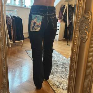 Säljer dessa pga att dem är försmå i benen. Är i storlek W26 L30 men små i storlek, skulle säga att dem passar en W24. Skulle säga att dem är ”mid waist straight jeans” och kostar omkring 2400kr nya. Pris går att diskutera❗️