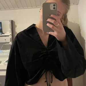 Skjorta - Supersöt croppad skjorta från vero moda som endast är använd en gång, jättebra skick❤️ köparen står för frakten 