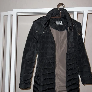 Armani jacka - Vinterjacka från Armani med lappar kvar, aldrig använd. Storlek 38 (italienska storlekar så liten i storlek, sitter som en 36a). 