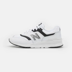 New balance skor  - New balance skor i jätte fint skick, använts Max fem gånger då dom inte kommer till användning, kontakta för mer bilder eller frågor 😇