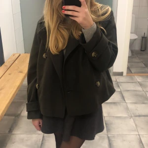 Kort kappa - Säljer nu min fina mörkgröna korta kappa från mango💗Kappan har inga ”skador”, men har använts några gånger. Passar xs-m! Frakten är spårbar, men kostar 69kr💗Köp direkt för 600kr+frakt 