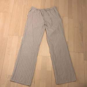 Låg midjade pyjamas byxor från hm Originella priset:199kr jag säljer för:100kr(utan frakt)