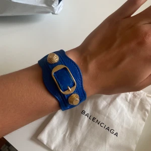 Marinblått Balenciaga armband  - Så fint och utan tecken på användning, köpt på vestiaire collective i augusti men knappt använt då jag inte använder guld smycken❤️har inte sparat äkthets beviset men kvittot borde gå att hitta, köpt för 2000  