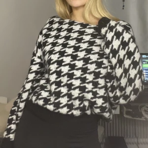 Stickad tröja - Från HM, strl S men är stor i storleken, känns som en stor M. Lite urtvättad, använder aldrig men den är jättemysig.