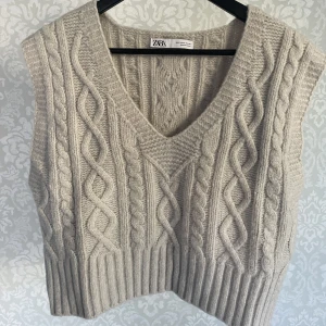 Stickad väst - Stickad väst i loose passform.  Sparsamt använd, mycket bra skick.