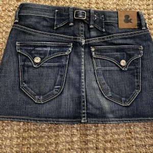 Denim kjol  - Säljer min jättesöta denim ”miniskirt” med midjemått 66, den är dock väldigt töjbar ❤️ 