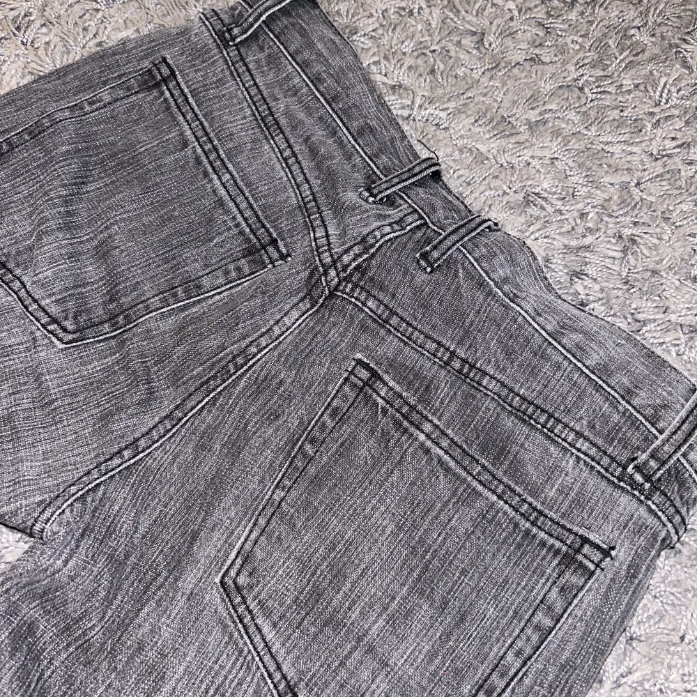 Säljer ett par assnygga grå lågmidjade jeans köpta från brandy Melville💕 Midjemått 40 & innerbens längd 80😁 Bara att fråga om fler bilder!. Jeans & Byxor.