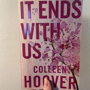 It Ends With Us av Colleen Hoover på engelska. I nyskick. Kan mötas upp i göteborg eller skicka! Frakt 30 kr <3