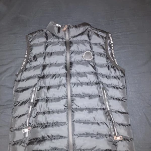 Mocler väst - Hej säljer en helt ny moncler väst som jag köpte för 1 vecka sen. Västen passar 1 storlek mindre än vad man han på sig diskuterar om pris i dm.