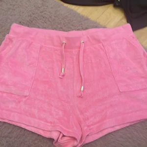 Shorts liknar juicy byxor - korta shorts i Strl M passar S  Rosa från newyorker använda 1 gång köpt iår 