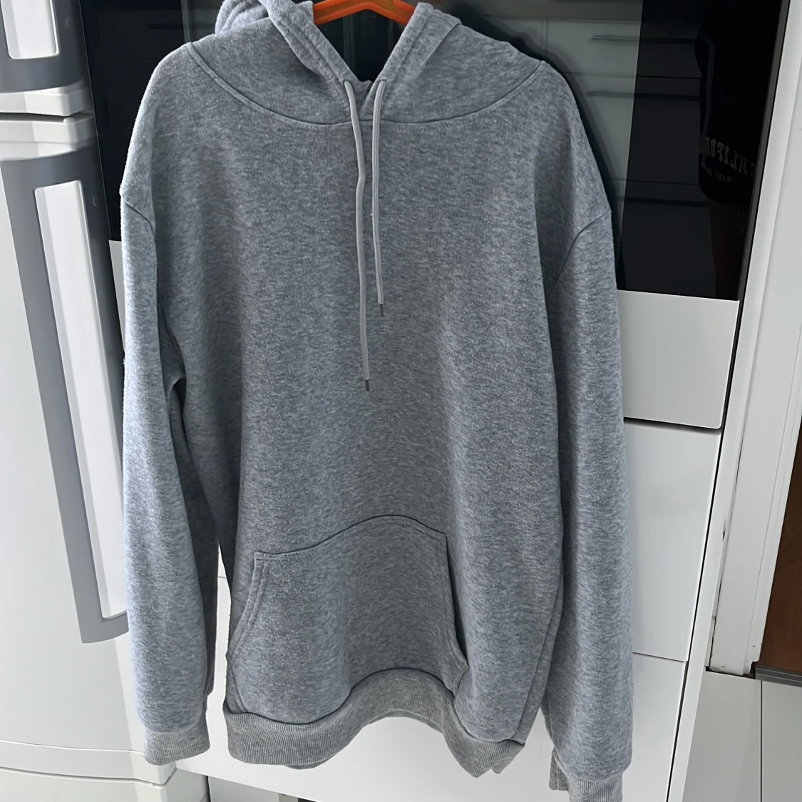 Grå hoodie med text på ryggen - 90