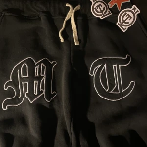 tuttolente - tjotjo, säljer mina midnight tuttolente byxor i size xs för 1.2 (pris kan diskuteras) passar mer som S, skulle säga att dom passar bäst runt 170-175 men dom passar även mig som e 180 och dom passar nog även mindre. kontakta mig vid frågor! 