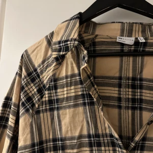 Oanvänd skjorta - Helt oanvänd skjorta säljes då paketet ej skickades tillbaka i tid. (Finns även fler oanvända kläder på min sida) Kläderna ligger även ute på fler sidor, pris kan diskuteras :)