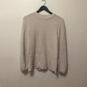 Stickad tröja  - En tröja jag köpte ganska nyligen men som tyvärr inte ser bra ut i den. Färgen är vit med ”hints” av beige. Aldrig använt och i bra skick. Liten i storlek men passar S/M Priset går att diskutera!!❤️