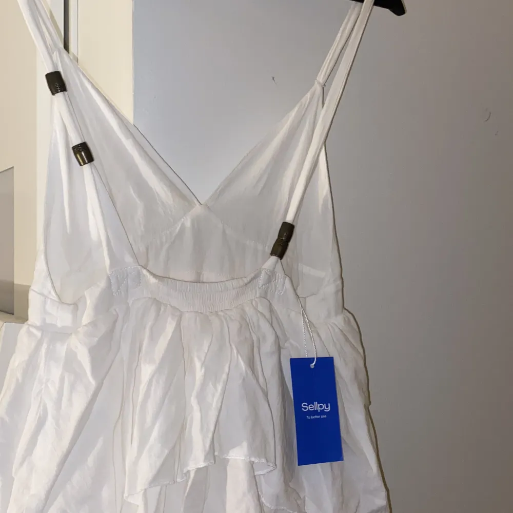 Lång klänning till studentmottagning eller liknande, köpt från sellpy i storlek 40 ungefär men skulle säga att den är liten i storlek! 🤍 Endast testad inte använd 🤍. Klänningar.