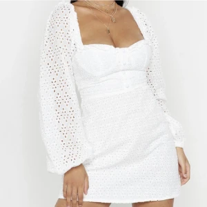 Vit klänning - Vit klänning från boohoo i storlek 38, perfekt till studenten. Nypris 900kr. Aldrig använd. Pris kan diskuteras vid snabb affär🤍