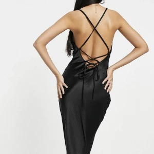 Sidenklänning - Långklänning i storlek 34, har även en i storlek 38 till salu 🖤 Endast testad med lapp kvar! 🤍