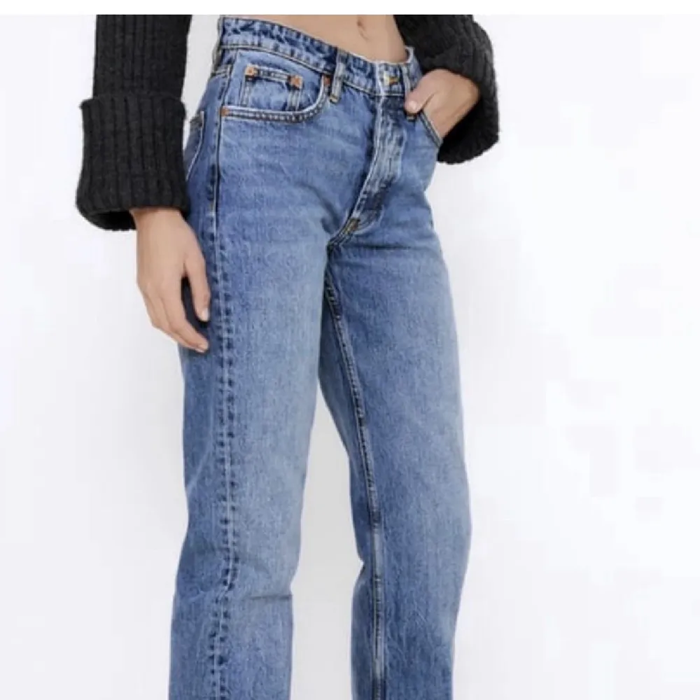 Säljer nu mina mid Rise jeans från zara💗jätte fina o ser ut som nya💗. Jeans & Byxor.