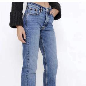Säljer nu mina mid Rise jeans från zara💗jätte fina o ser ut som nya💗