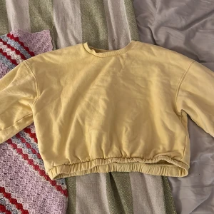 Gul tröja - Gul kortare mjukiströja från lager157, storlek M  Använd men bra skick