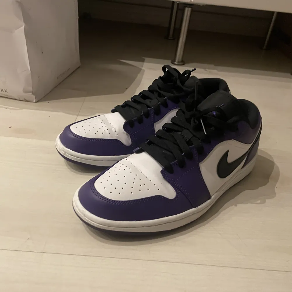 Jordan 1 Low court purple. Sparsamt använda. Bra skick, några creases men syns ej på Nypris ca 2800. Skor.