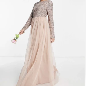 Festklänning - Super söt festklännings i nude färg. använd 2 gånger. Mycket bra skick. Köpt från Asos.