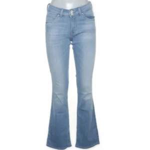 säljer dessa lågmidjade flair/bootcut Lee jeans i en jätte fin ljusblå färg! Säljer pge av att jag köpt nya och dom inte kommer till användning. Skicket är jätte bra och sitter även jätte snyggt på!
