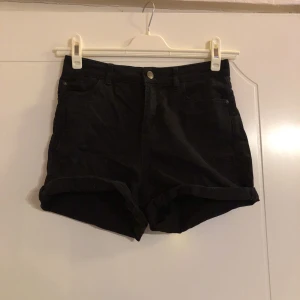 Jeansshorts - svarta jeansshorts i storlek 170 köpta på Lindex. knappt använda. skicka pm om du har frågor eller vill se fler bilder <3 