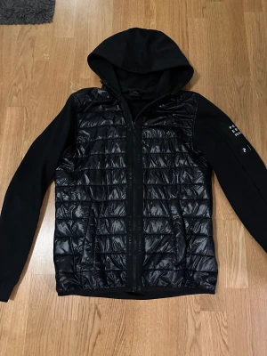 Peak performace jacka - Säljer min Peak performace jacka i storlek S väldigt bra skick 9/10 säljs pga att den är för liten 