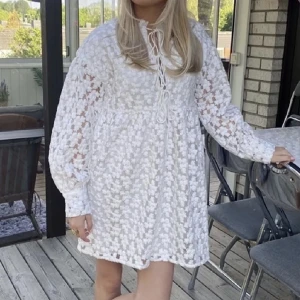 Zara studentklänning - Säljer denna jättefina klänning från ZARA kollektionen 19/20 som är perfekt för studenten!😍 Aldrig använd och därför i perfekt skick🥰 Buda privat vid intresse!😊