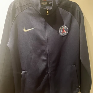 PSG zip tröja - Säljer denna psg kofta som är köpt i Paris, tröjan är i bra skick.
