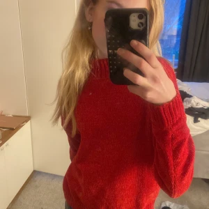 Röd tröja❤️ - Jätte fin röd tröja som bara använts en gång❤️säljer pågrund av att den inte används❤️ dm för fler bilder❤️
