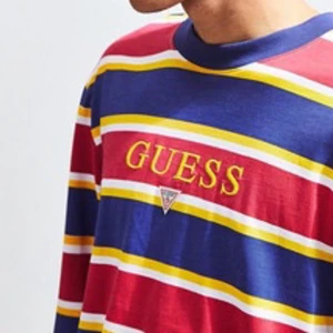 Långärmad Guess t-shirt - Randig Guess t-shirt. Fint broderi fram.  i storlek S (herr) passar allt från S-L (tjej) beroende på passform. Otroligt skön! Ber om ursäkt för skrynkel. Den har legat nedpackad i 1 år.