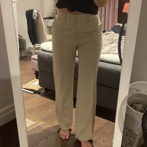 Beigea kostymbyxor  - Kostymbyxor från Na-Kd med en slits vid hälen, 200kr+frakt 