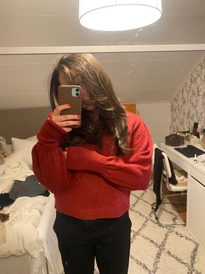 Vinröd stickad - Så fin vinröd stickad med asfina ärmar! Bra skick❤️