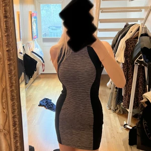 Klänning - Tajt klänning från hm, sitter superfint! Stretchigt material 