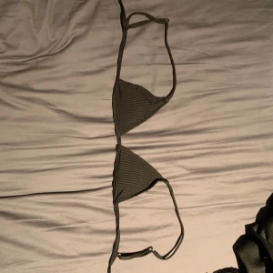 Bikini topp - Svart vanlig triangel bikini topp, ribbad