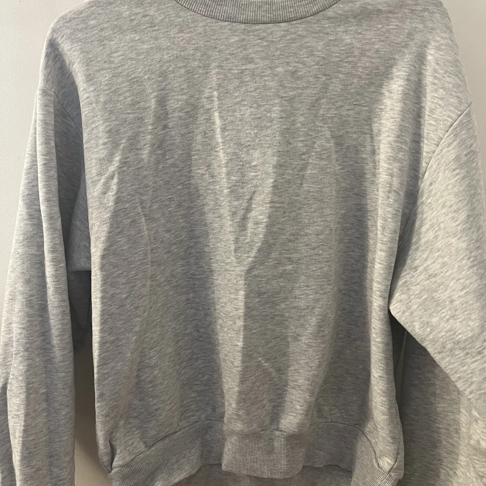 En grå basic sweatshirt från Gina tricot i storlek S. Aldrig använt, bra skick. . Tröjor & Koftor.