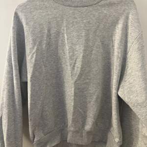 En grå basic sweatshirt från Gina tricot i storlek S. Aldrig använt, bra skick. 