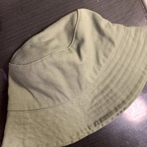 Buckethat  - Buckethat i khakigrön. Använd en gång. Fint skick