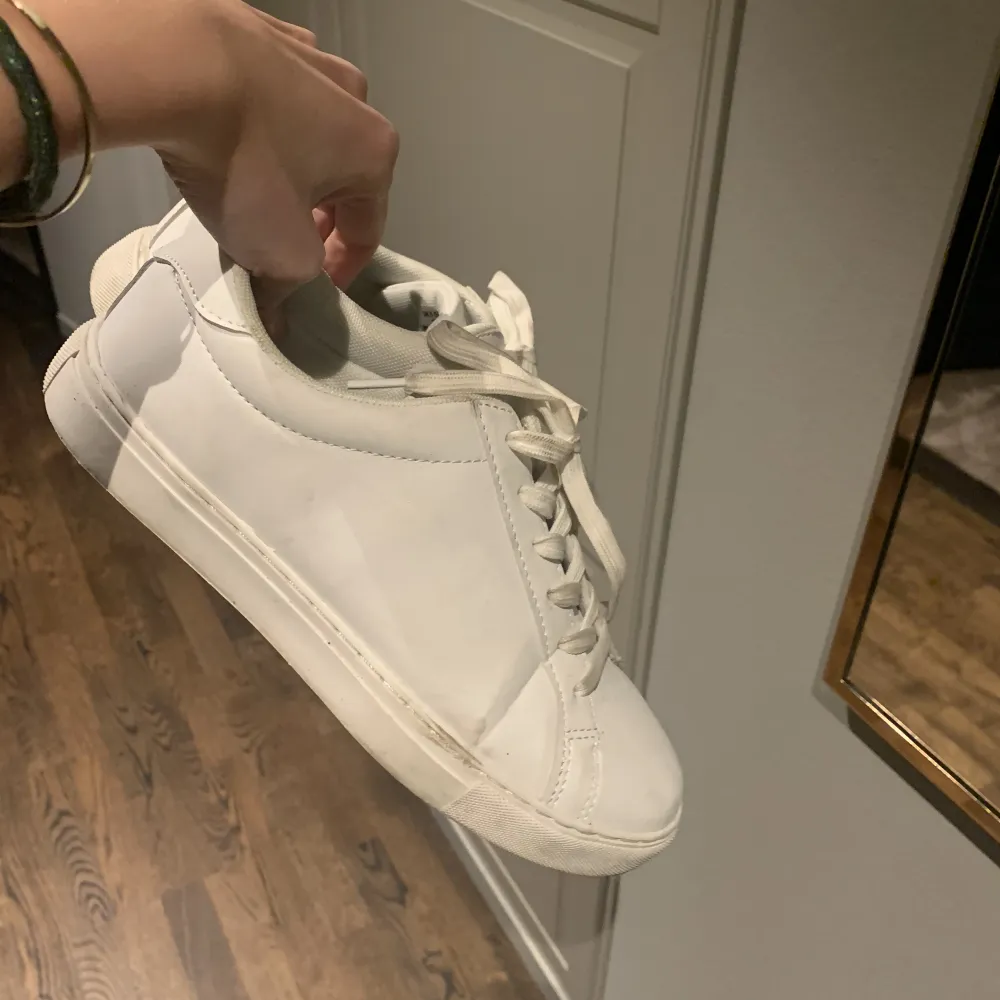 så snygga helt vanliga vita sneakers ifrån asos 😙 använda 2 gånger. Skor.