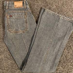Skitsnygga lågmidjade och vida jeans med en snygg söm på benen! Säljer för att de inte passar:) 76cm i midja och 82cm i beninnerlängd
