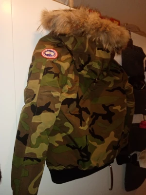 Kamo Canada gooes jacka - Säljer min Kamo Canafa gooes jacka dam, strlk xl men jag har small i vanlig klädstorlek och den är som en dam medium. Använd men ej mycket, fick den förra vintern och den är i ny skick. Nypris 15.900.. Fått så mycker beröm för den.. 😊