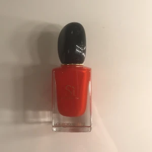 Parfym Giorgio Armani Si Passione - Säljer min knappt använda parfym då jag tyvärr inte tycker att den passar på mig och är därför näst in till aldrig använd. Har tyvärr inte kvar kartongen den kom i. 