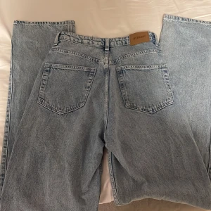Weekday Jeans - Ljusblå Weekdayjeans i modellen Rowe, sätter sig fint runt midjan och faller rakt. Sparsamt använda och i bra skick. Storleken kan inte längre köpas i butik och är hyfsat ovanlig. Tryck inte på köp nu utan kontakta mig! Pris kan diskuteras. 